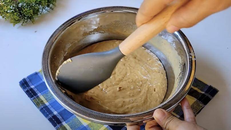ilustrasi membuat adonan banana bread choco chips (YouTube.com/PAP COOK)